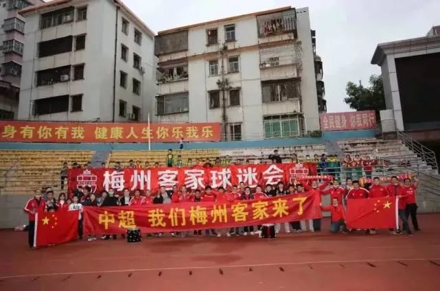 魏亮一直到十点多的时候，才结束了车间的动员大会，来到会客室。